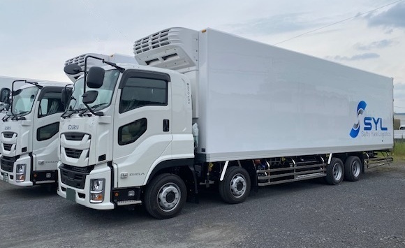 写真：大型10t冷凍冷蔵車（3温度帯）
